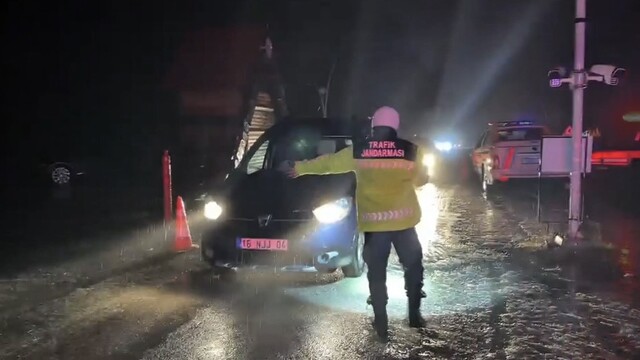 Uludağ'da kar kalınlığı 20 santimetreye ulaştı: Jandarma denetime geçti