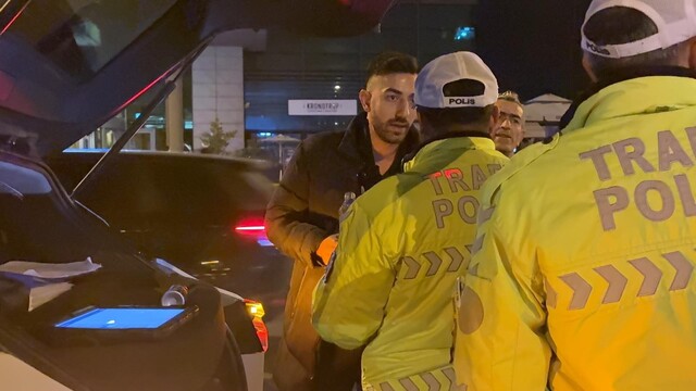 "Teşkilat mısınız" diyen alkollü sürücüye polisten anlamlı cevap: "Polis teşkilatıyız"
Kayseri'de kaza yapan alkollü sürücü ile kardeşi önce kavga etti, sonra polise zorluk çıkardı