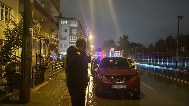 Kaza sonrası 2.27 promil alkollü sürücü  yanan aracını sigara içerek izledi