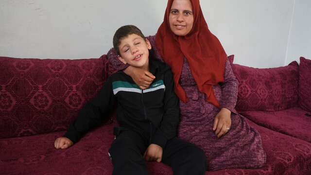 Dünyayı bulanık gören Ömer'in ameliyat sonrası, "Gözüm açılınca en çok annemi görmek istiyorum" sözleri hayat sevincini ortaya koydu