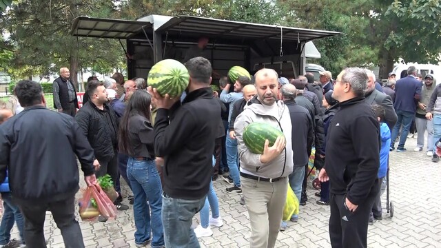 Sezonun son karpuzlarını ücretsiz dağıttı, 5 dakikada tükendi
