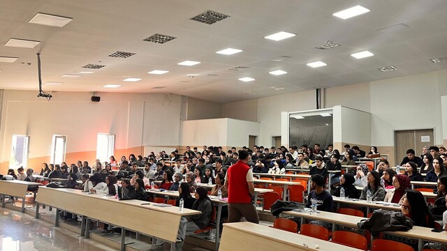Kars'ta bin 985 üniversite öğrencisine "El Ele Güvenli Geleceğe" semineri