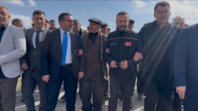 Kars'ta köy yollarında beton yol çalışmaları sürüyor