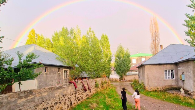 Patnos'ta yağmur sonrası muhteşem görüntü: Gökkuşağı hayran bıraktı
