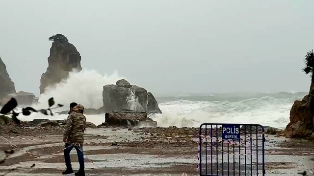 Amasra'da dalga boyu 10 metreyi aştı