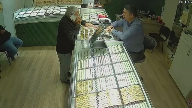 Yaşlı adamın birikimini dolandırıcılardan sarrafın dikkati kurtardı
Sarrafın dikkati ve yaşanan dolandırıcılık girişimi güvenlik kamerasına saniye saniye yansıdı