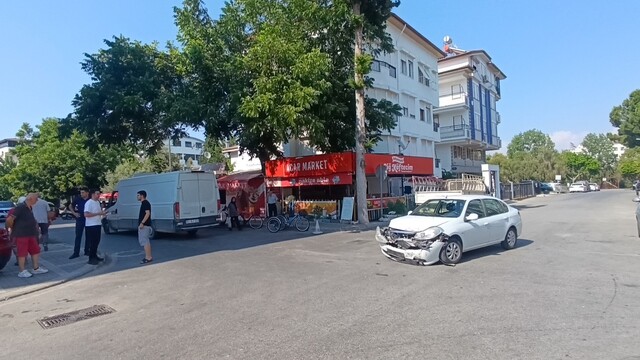 Aynı kavşakta yaşanan onlarca kaza mahalle sakinlerini isyan ettirdi
Yaşanan çok sayıda kaza güvenlik kamerasına yansıdı