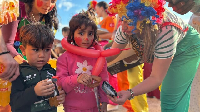 Çadırlarda yaşamak zorunda olan çocukların yüzü palyaçolarla güldü
Çadır ve konteynerlerde kalan çocuklara gönüllü palyaçolardan moral etkinliği