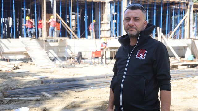 Depremde 2 evladını ve eşini kaybeden baba, 'Yeter ki çocuklar yaşasın' sloganıyla çıktığı yolda 5 eğitim yuvasının inşasını sürdürüyor