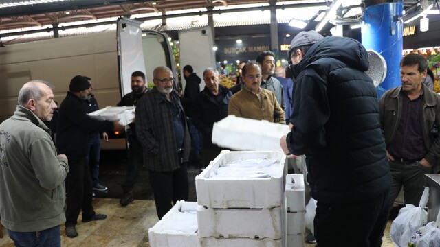 Sivas'ta balıkçı pazarlarına Karadeniz illerini aratmayacak görüntüler yaşanıyor
Denize kıyısı olmayan Sivas'tan Akdeniz ve Ege'ye palamut sevk ediliyor