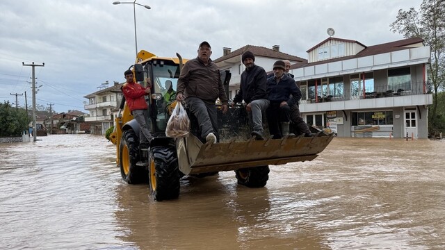 5 ayda dördüncü kez sular altında kalan mahallede günlük hayat sıkıntılı hale geliyor
Sular altında kalan mahallede ekmekleri kepçeyle dağıtıyorlar
