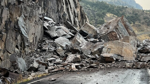 Şırnak-Beytüşşebap yolu, dev kayalar nedeniyle ulaşıma kapandı