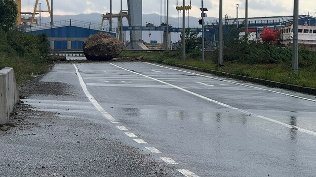 Zonguldak'ta dağdan kopan dev kaya yolu kapattı: Facianın eşiğinden dönüldü