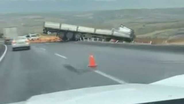 Diyarbakır'da tır yoldan çıktı: 1 yaralı