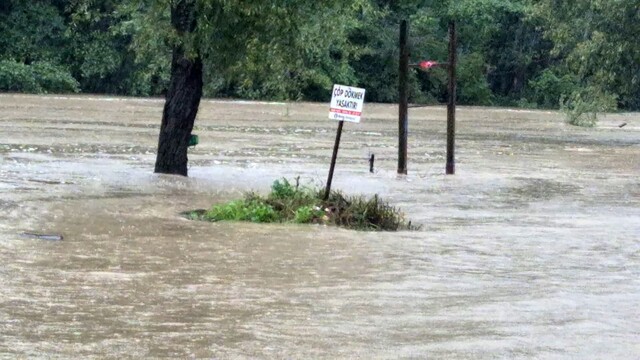 Sağanak yağış Bartın Irmağı'nı taşırdı