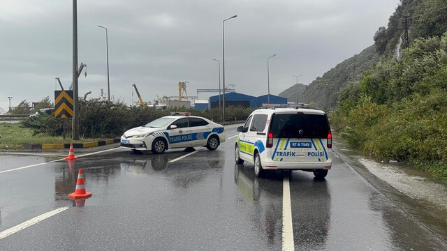 Karadeniz Ereğli-Alaplı yolu yamaçtan düşen kaya parçası nedeniyle tek yönde ulaşıma kapandı
