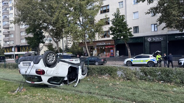 Kaza yapan otomobil takla atıp tramvay yoluna girdi: 1 yaralı