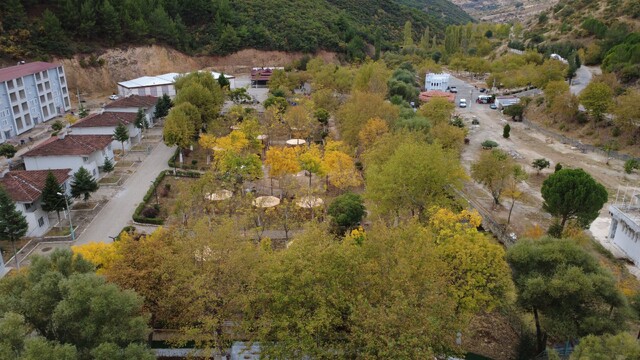 Demirci'de sonbaharın renk cümbüşü havadan görüntülendi
