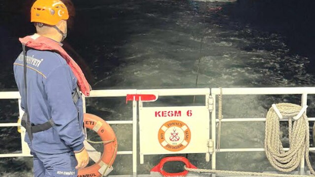 Çanakkale Boğazı'nda sürüklenen tekne kurtarıldı