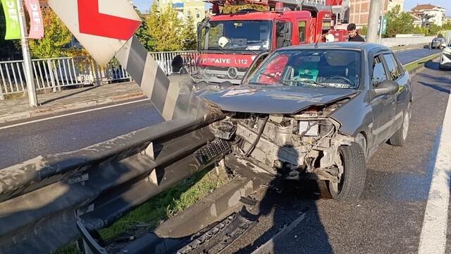 Bariyerlerin saplandığı otomobildeki çift yaralandı