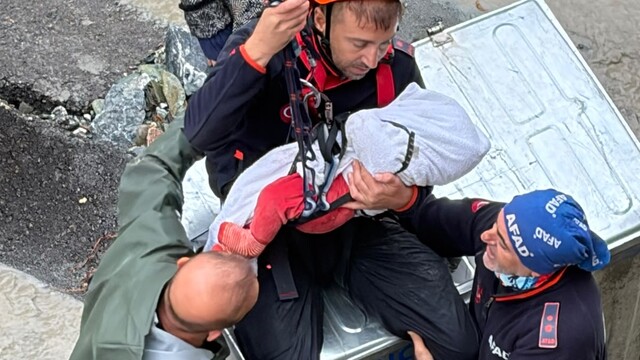 Sakarya'da dere taşkınında bebeği halat düzeneğiyle kurtaran AFAD personeli, o anları anlattı:
