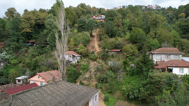 Zonguldak'ta heyelan nedeniyle evin yolu kapandı, elektrik hattı koptu