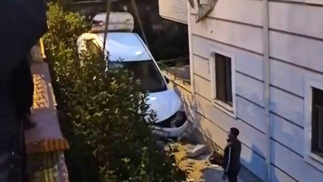 Sakarya'da kontrolden çıkan otomobil ikinci kattaki daireye çarptı
