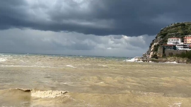 Amasra bir günde 4 mevsimi yaşadı
Sabah yağmur ve fırtına öğlen ise güneş ve sıcak