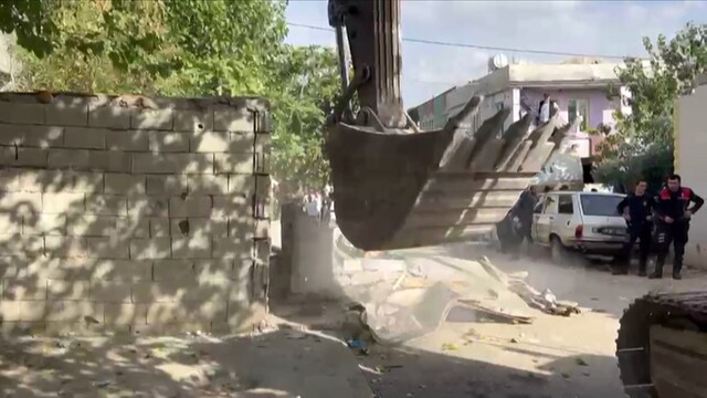 Adıyaman'da çatışanlara ağır darbe
Kaçak yapıları yıkıldı
Adıyaman'da silahlı kavganın faturası ağır oldu