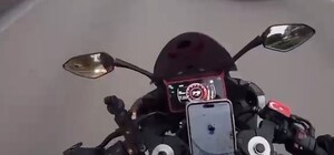 Şerit değiştiren araçtan motosikletiyle kaçarken başka otomobile çarptı
