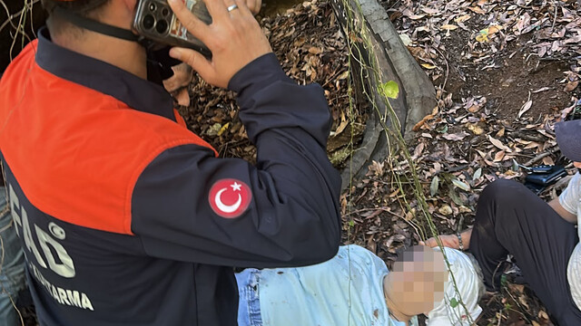Şelalede gezerken 6 metreden düşen Rus turist kurtarıldı