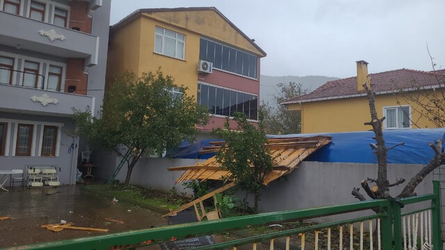 Kastamonu'nun 5 ilçesinde fırtına hasara yol açtı