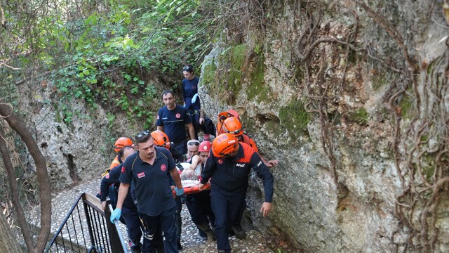 Şelaleyi gezerken 6 metrelik yamaçtan düşüp mahsur kaldı, ekipler tarafından kurtarıldı
