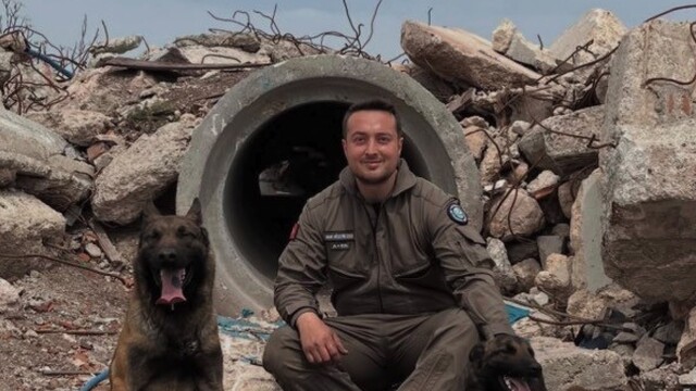 Eskişehir İtfaiyesi'nin arama kurtarma köpekleri zorlu sınavı başarıyla geçti