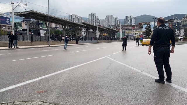 Çocuğunu göremeyen kadın boynuna bıçak dayadı, ekipler ikna etti
Eli bıçaklı kadını ikna eden polisi için, vatandaşlar böyle alkış tuttu