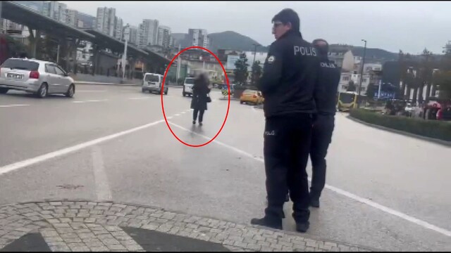 Eşinin, çocuklarını göstermediğini iddia edip, boğazına bıçak dayadı