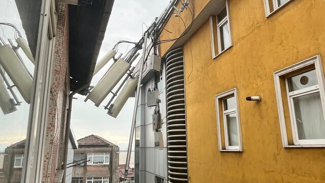 Karadeniz Ereğli'de fırtına baz istasyonunu devirdi