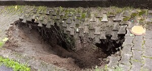 Şiddetli yağış sonrası kaldırım çöktü