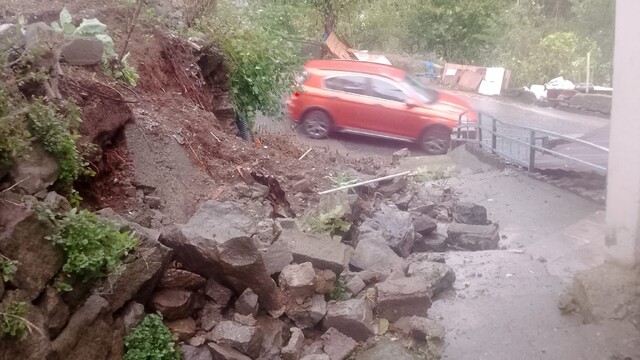 Karadeniz Ereğli'de aşırı yağış duvarı çökertti