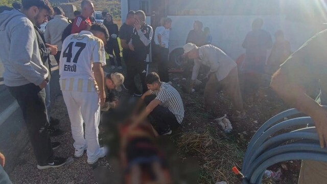 Mardin'de hafif ticari araç ile midibüs çarpıştı; 4 yaralı