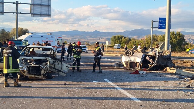 Çorum'da iki otomobil çarpıştı: 7 yaralı