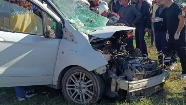 Mardin'de hafif ticari araç ile minibüs çarpıştı: 4 yaralı