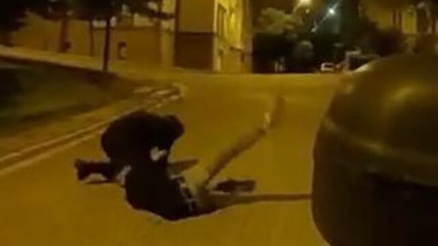 Binanın önündeki bıçaklı kavga 'hesap' yüzünden çıkmış
Dehşet anlarının yaşandığı bıçaklı kavga kuryenin kask kamerasına yansıdı