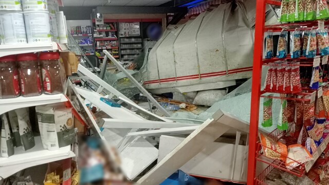 Kontrolden çıkan kamyonet markete girdi: 2 yaralı