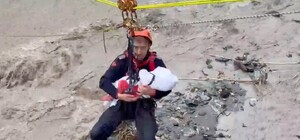 Kurtarma operasyonunda ninni söyleyerek bebeği uyutan AFAD personeli o anları anlattı Dünya gündeminde yer edinen kurtarmanın kahramanı o anları anlattı