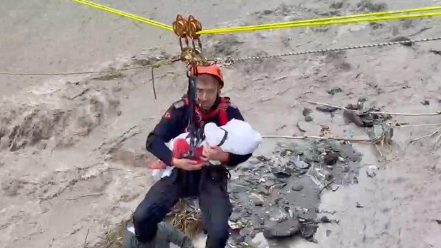 Kurtarma operasyonunda ninni söyleyerek bebeği uyutan AFAD personeli o anları anlattı
Dünya gündeminde yer edinen kurtarmanın kahramanı o anları anlattı