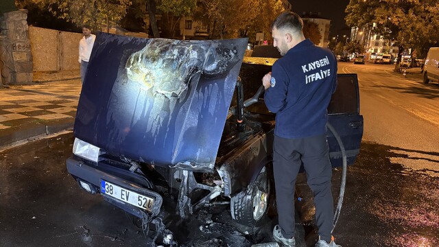 Kayseri'de seyir halindeki otomobil alev aldı