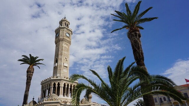 İzmirliler her gün önünden geçiyor ama pek çok kişi hikâyesini bilmiyor