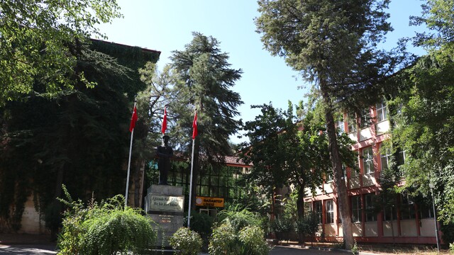 ASIRLIK MEKTEPLER - İlk ders zilinin 1911'de çaldığı Gaziantep Lisesinde nesiller yetişiyor