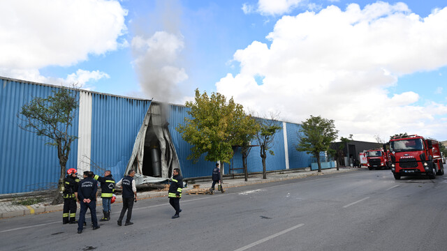 Gaziantep'te iplik fabrikasında çıkan yangına müdahale ediliyor